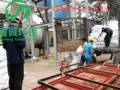 <font color='#333333'>鑫诚环保陶瓷鲍尔环80立方安装卸货现场图片</font>