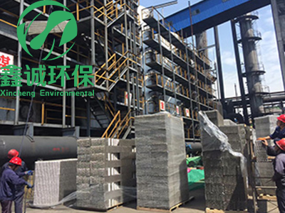 <font color='#333333'>鑫诚环保100立方米304材料规整填料安装现场</font>